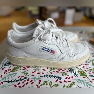 AUTRY
Medalist Low-Top Bicolor Leather Sneakers